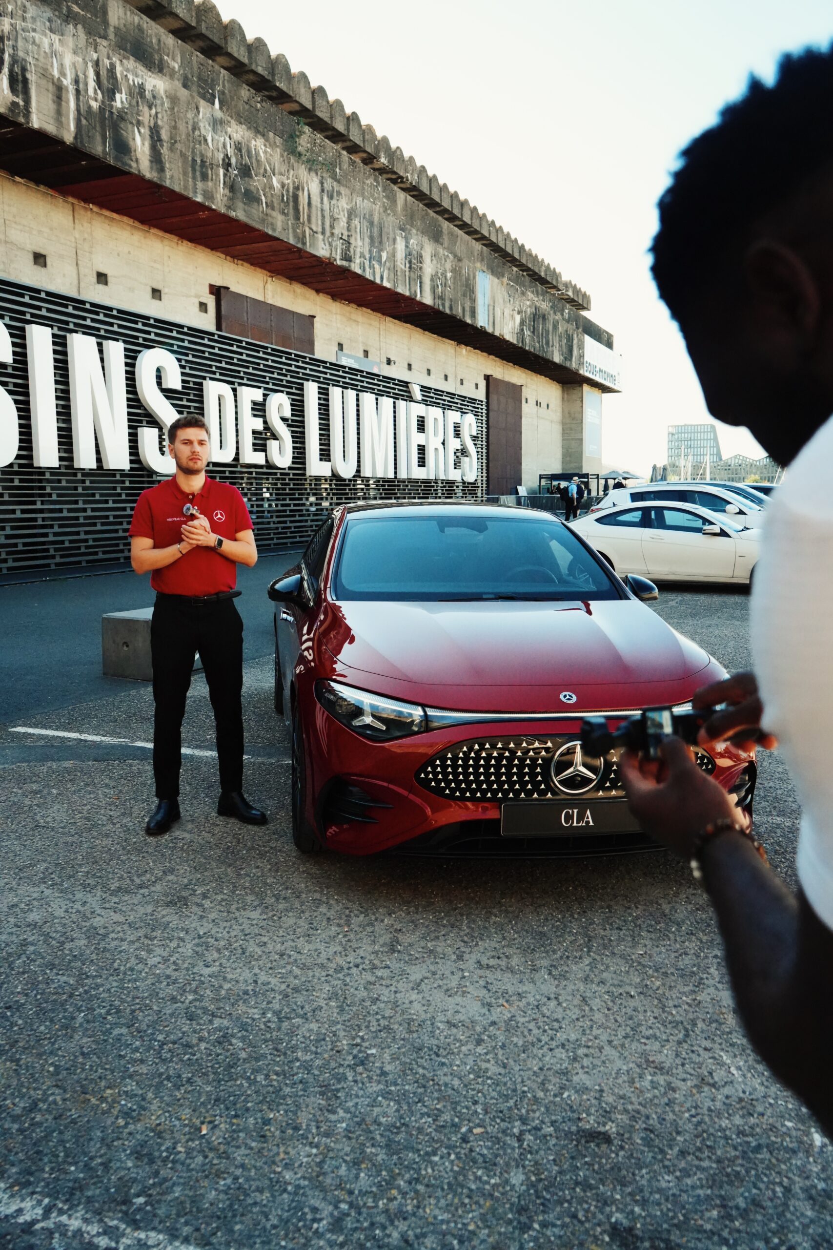 Tournage Bordeaux Media devant une Mercedes aux Bassins des Lumières
