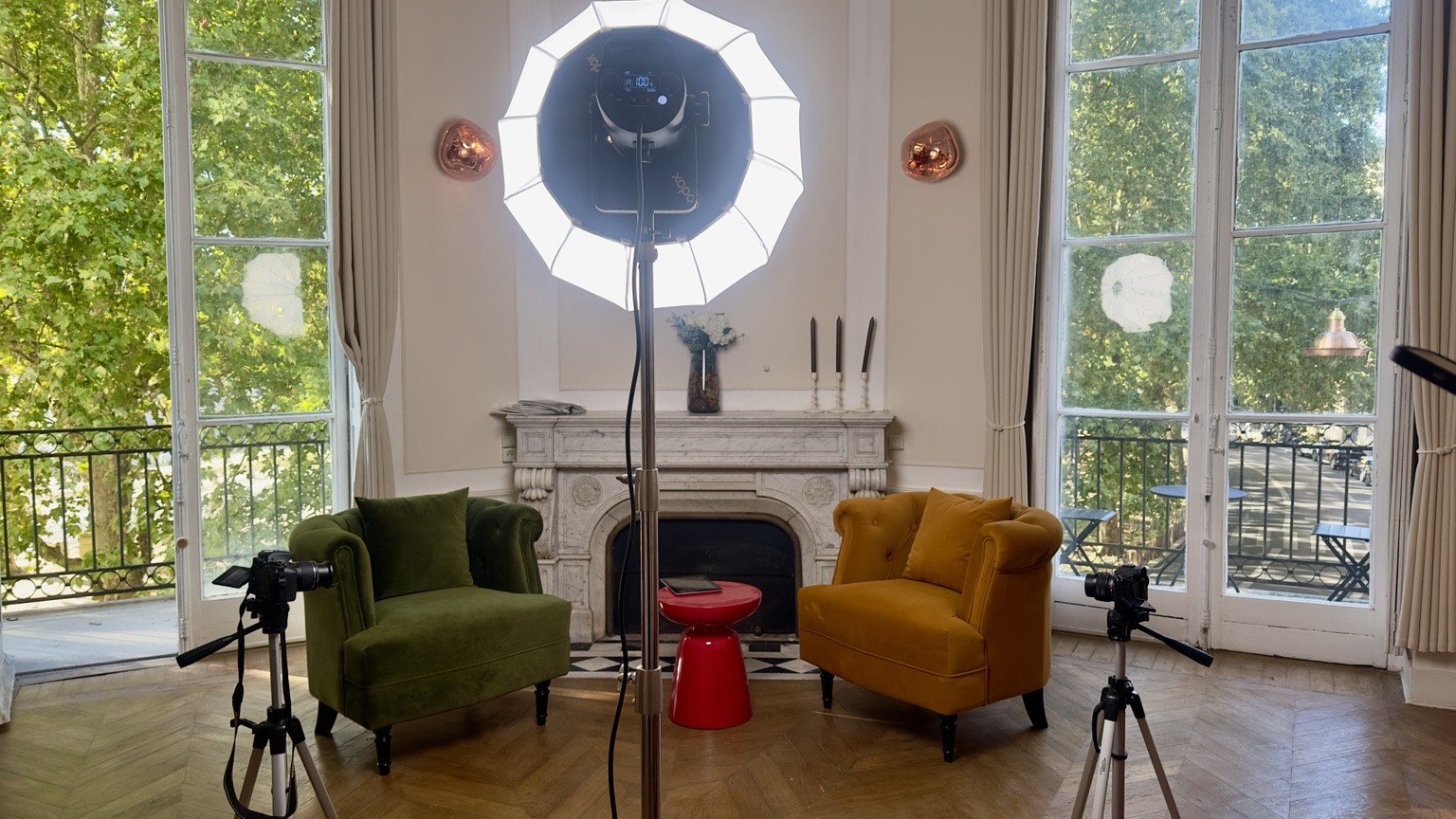 Coulisses d’un tournage d’interview avec deux caméras et un éclairage professionnel