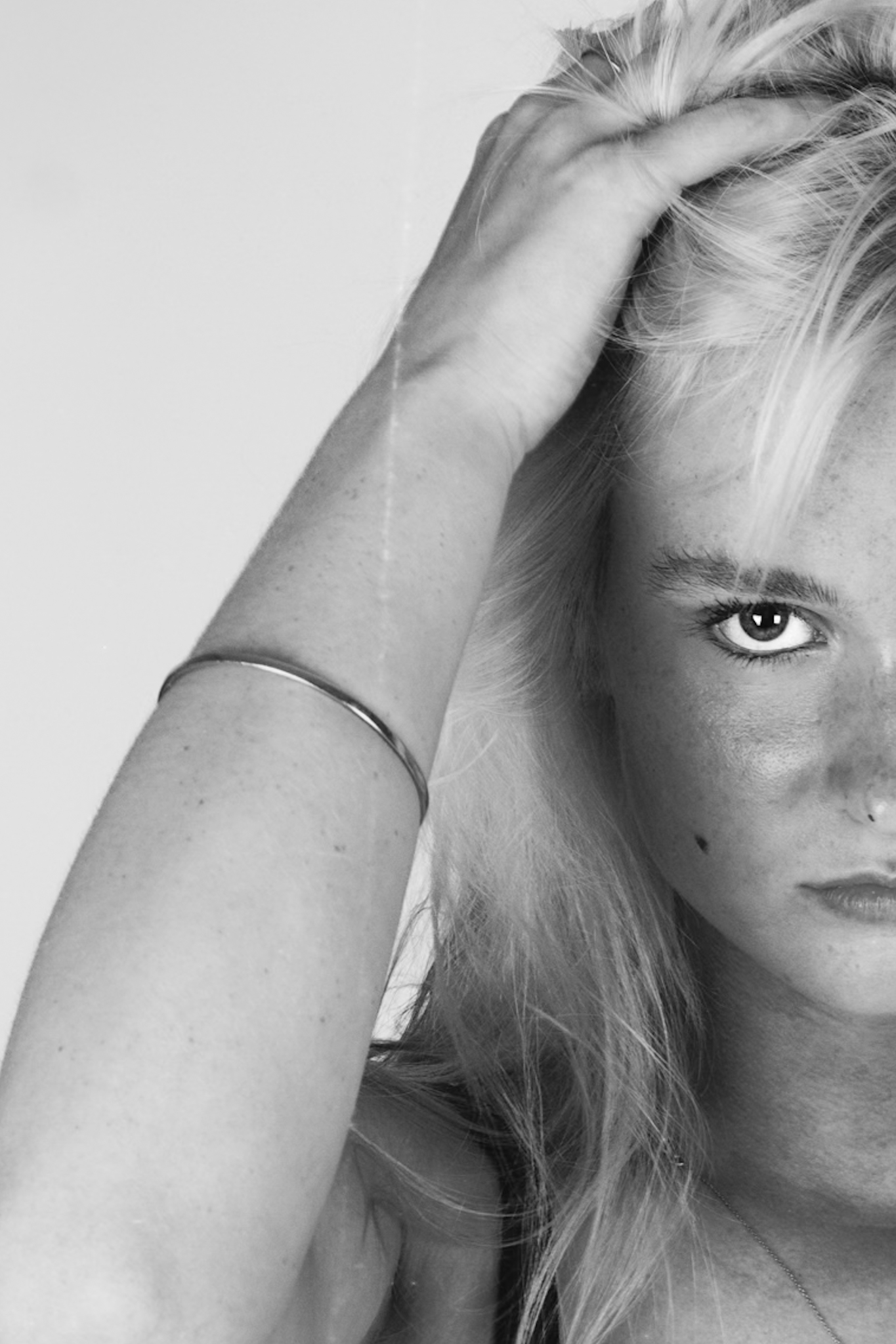 Portrait rapproché en noir et blanc d’une femme au regard intense