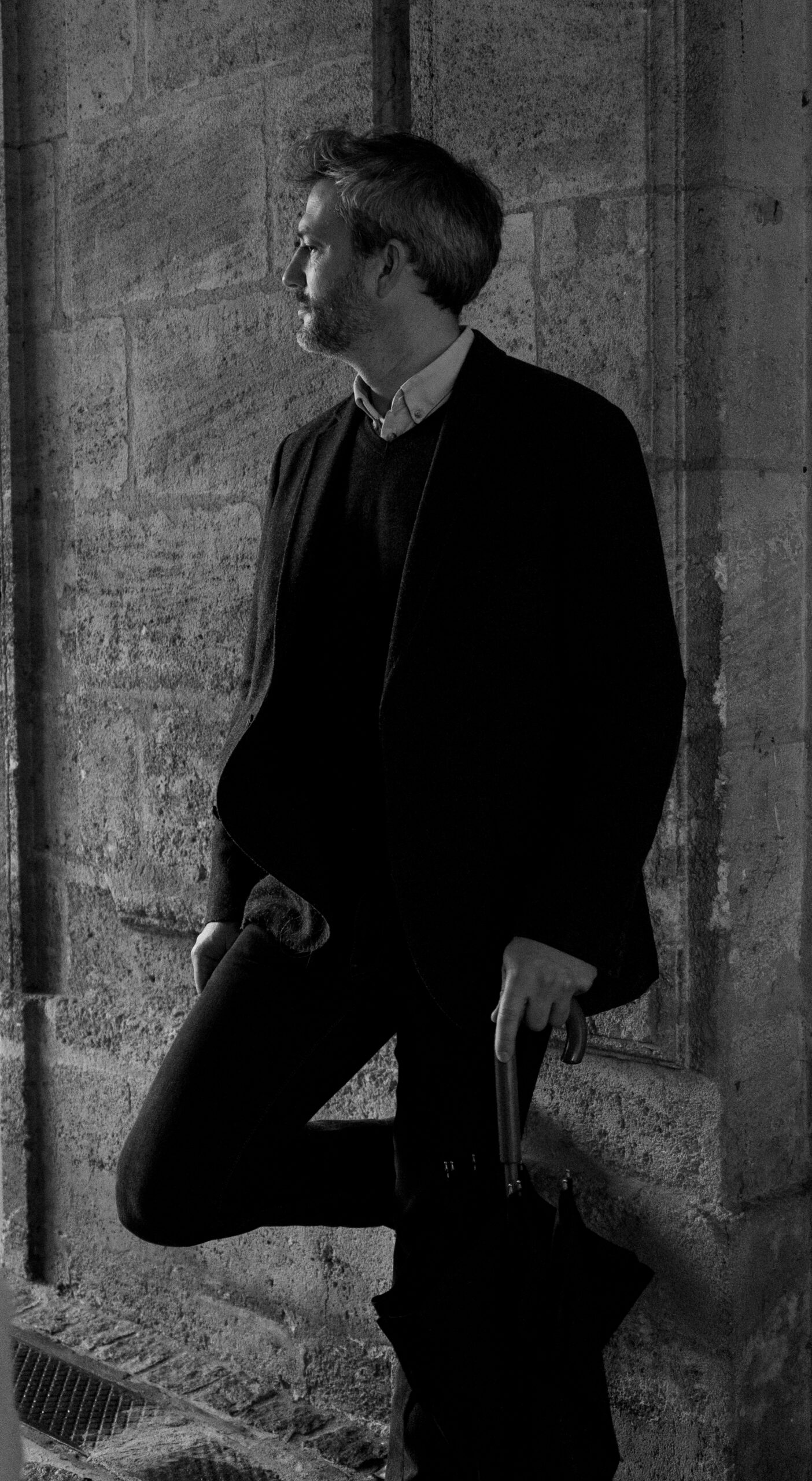 Portrait en noir et blanc d’un homme dans l’architecture bordelaise