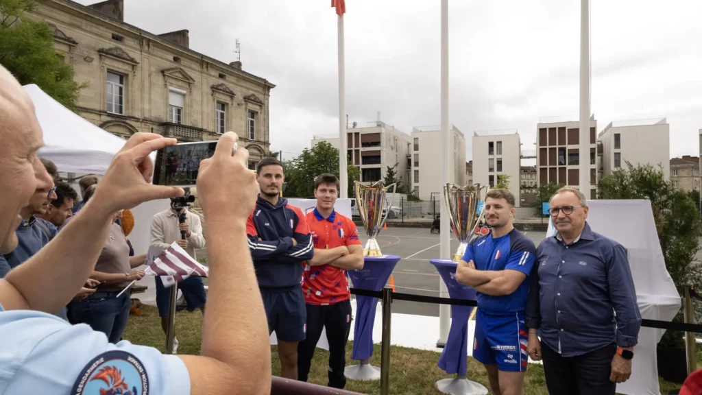 Un participant photographie des sportifs tandis qu’un vidéaste couvre un événement à Bordeaux