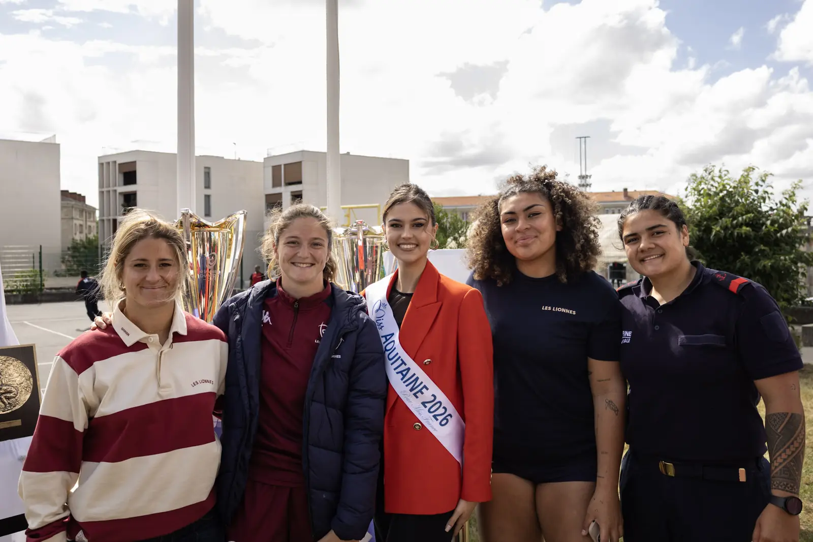 Miss Aquitaine 2026 entourée de participantes lors d’un événement à Bordeaux