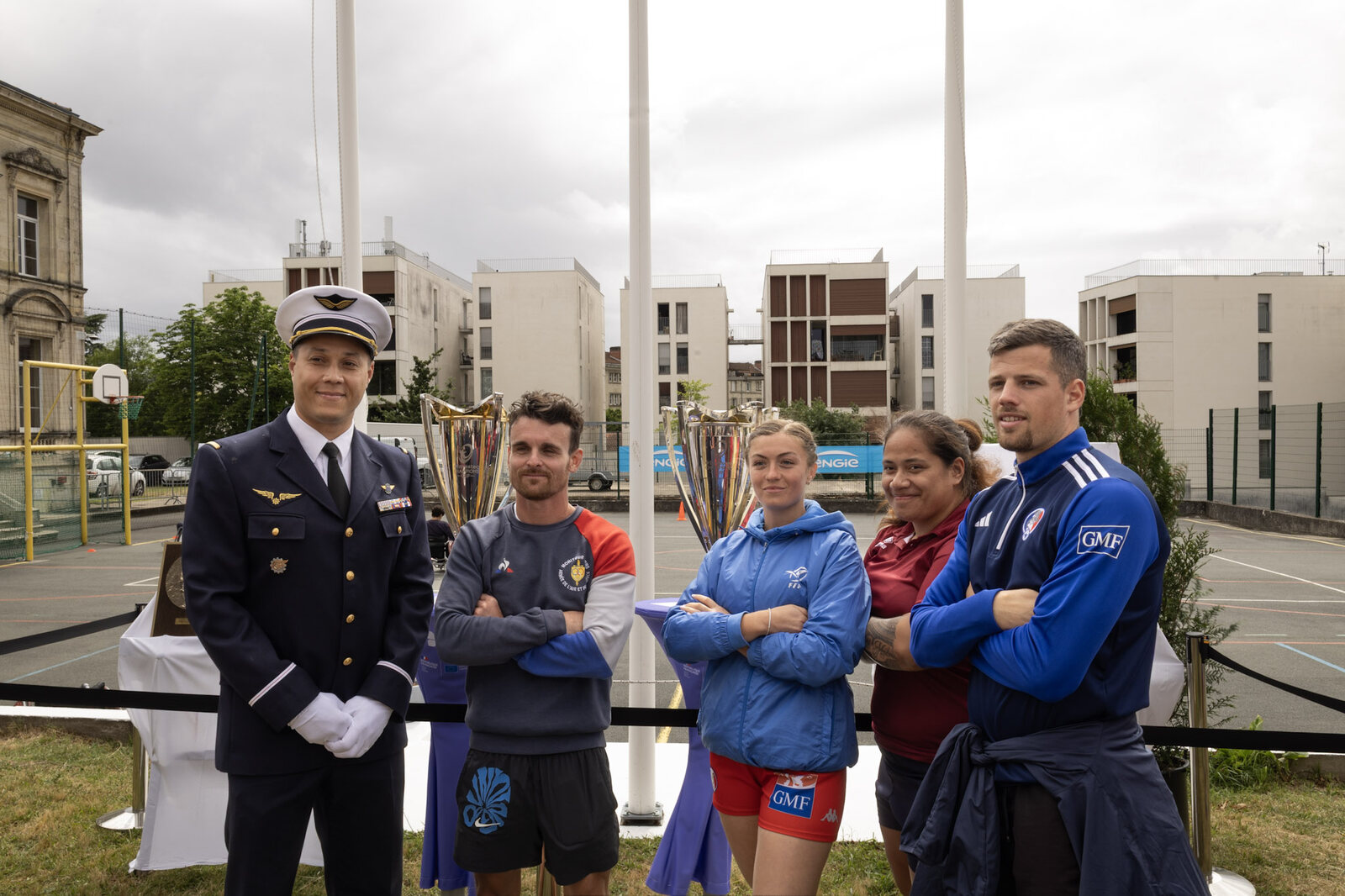 Participants et sportifs posant devant les trophées d’un événement bordelais