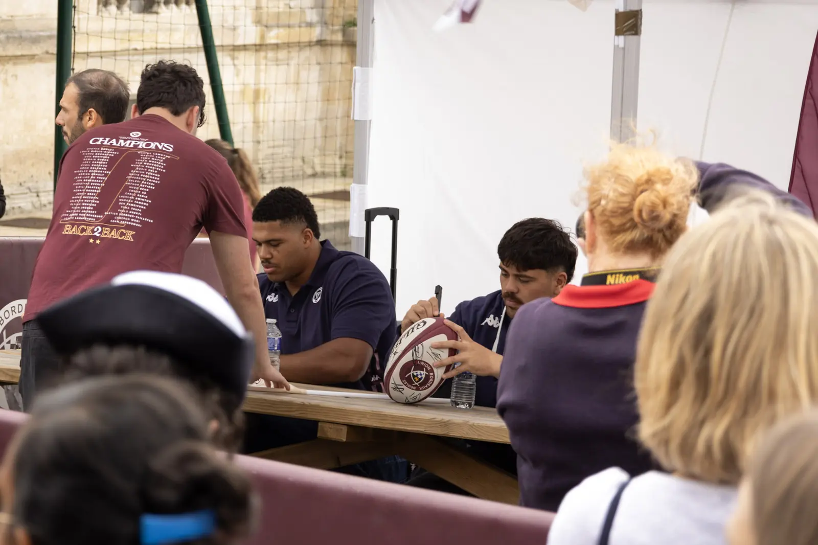 Sportifs échangeant avec le public pendant un événement à Bordeaux