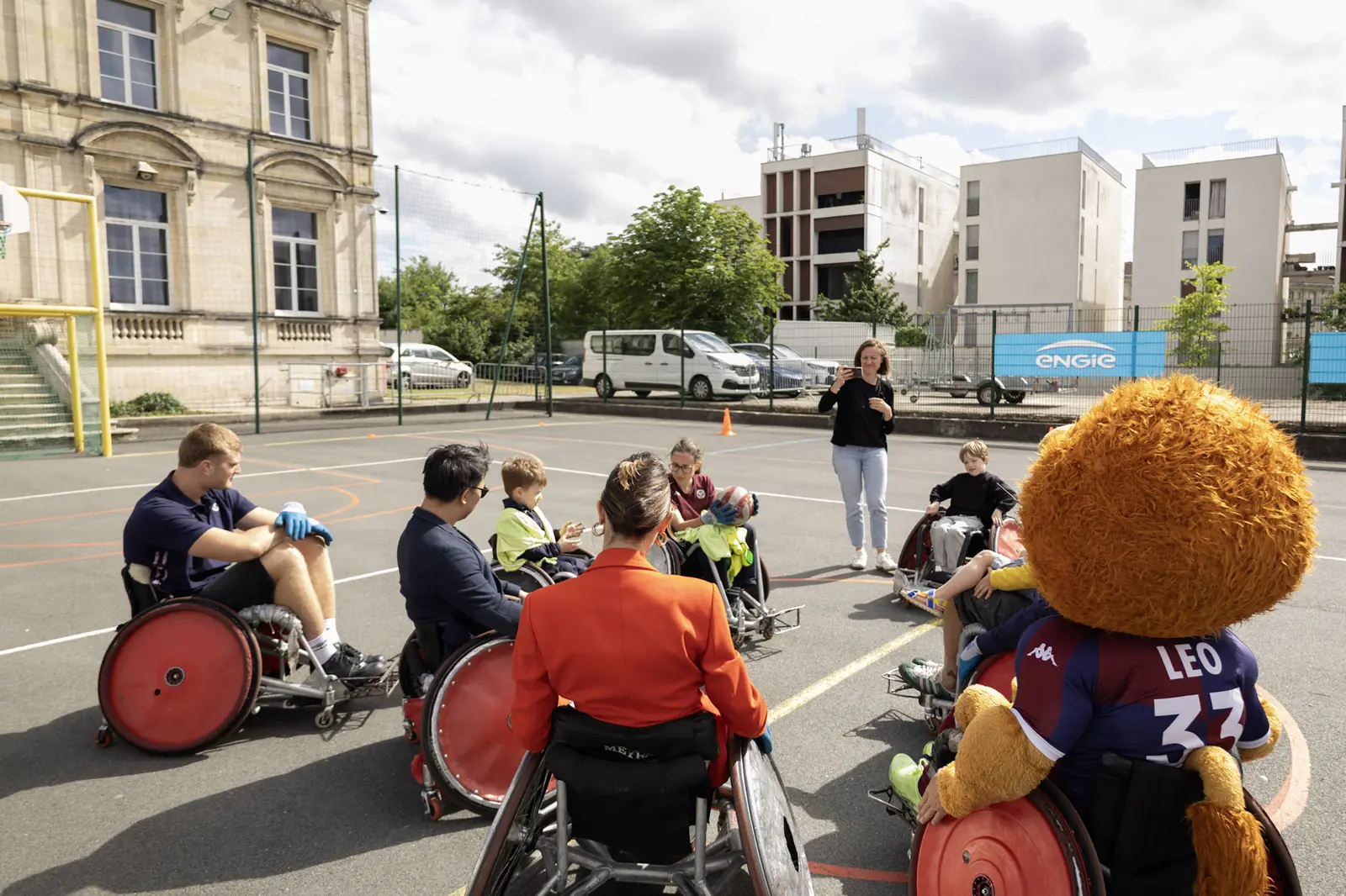 Participants réunis autour d’une activité de rugby inclusif à Bordeaux