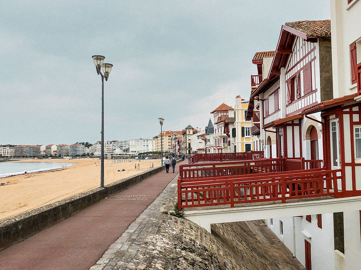 Maisons basques et pont sur le front de mer de Saint-Jean-de-Luz